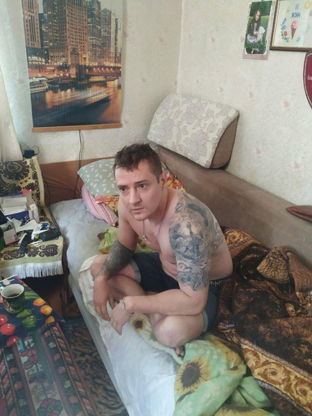 Без одежды, обвешанный нацистской символикой: фото обыска победителя «Битвы экстрасенсов» Дмитрия Волхова