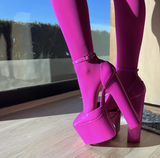 Где купить ярко-розовые туфли на платформе как у Арианы Гранде — тренд весны и лета 2022