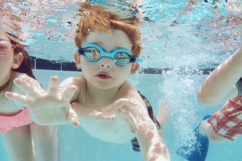 Как самостоятельно научить ребенка плавать