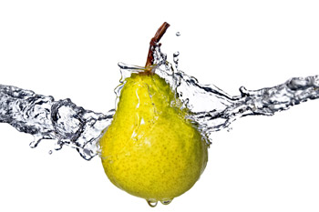 Воду содержат многие продукты, особенно фрукты и овощи.
