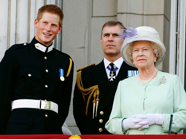 Недостойное поведение: почему из-за Гарри и Эндрю никто не смог надеть военную форму на похороны принца Филиппа
