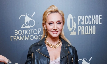 «Молодеет на глазах»: Кристина Орбакайте в дерзком образе «заводного лайма» устроила дефиле