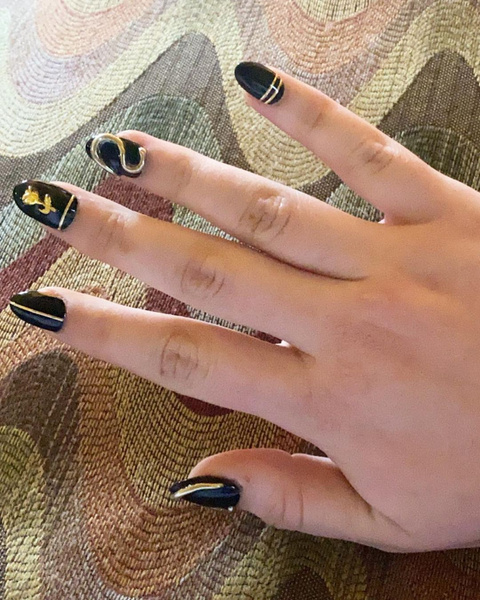 Черно-золотой маникюр: модная идея дизайна для коротких ногтей от Барби Феррейры