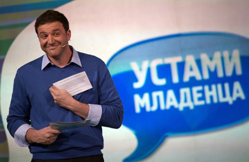 Максим Виторган дарит победителям мультиварки
