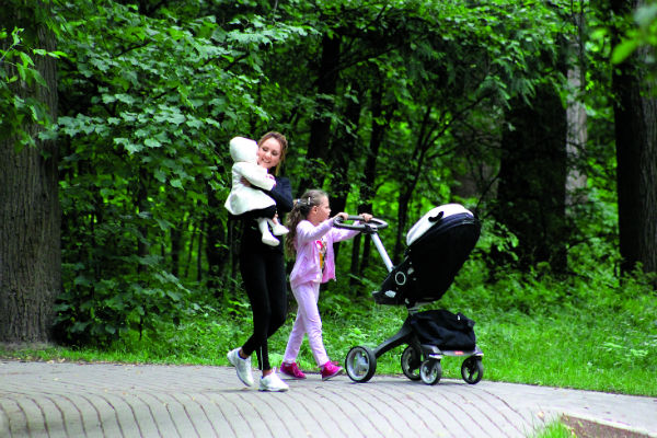 МакSим со старшей дочерью Сашей и младшей Машей любят проводить время на природе