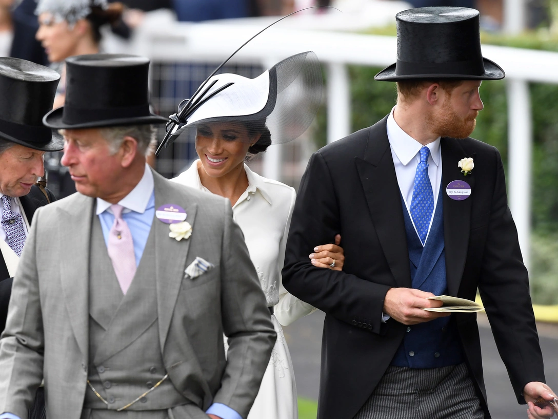 Принц Чарльз, герцогиня Меган и принц Гарри на скачках в Аскоте, 19 июня 2018 | marieclaire.ru