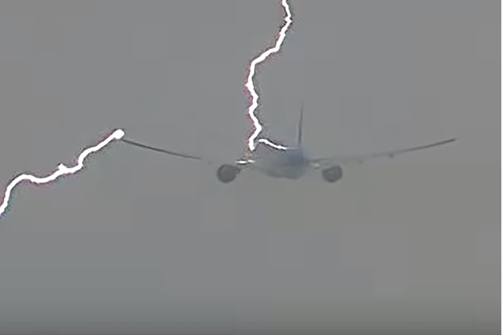 Фото №4 - Почему самолеты не падают от попадания молнии