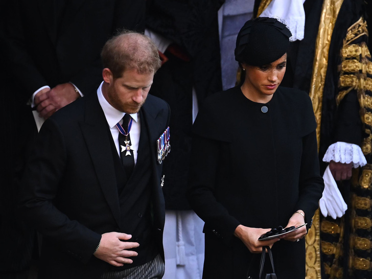 Наговорили лишнего: что Меган Маркл и принц Гарри пытаются спешно вырезать из сериала про королевскую семью