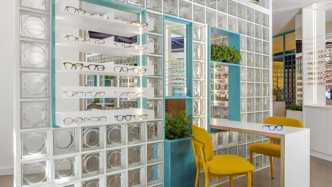 Оптика Eye Eye со стенами из стеклоблоков в Сиэтле | Источник: Рафаэль Сольди