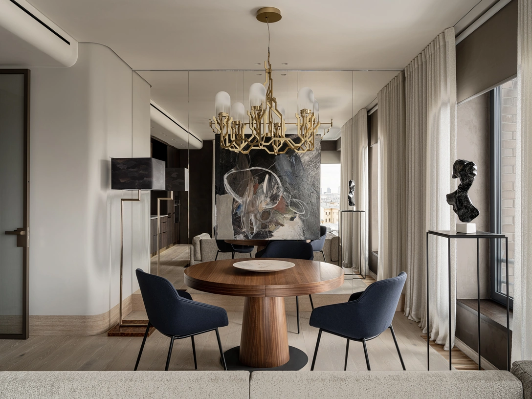 Столовая зона. Обеденный стол и стулья, BoConcept. Люстра, Moooi. Торшер, Italamp. Пьедестал, GK Concept. Скульптура работы Льва Ефимова. Картина «Вечерний» из серии «Спонтанные танцы» работы Tasha Artzolotoe. | Источник: Михаил Лоскутов. стиль: Наталья Онуфрейчук