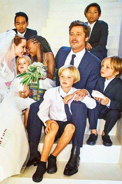 Анджелина Джоли и Брэд Питт с детьми в день своей свадьбы