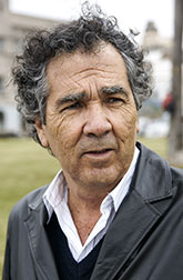 Эрнан Ривера Летельер, чилийский писатель, лауреат премии Национального совета Чили по книге и чтению, кавалер Ордена искусств и литературы (Франция). «Фата-моргана» (1998) – единственный роман, вышедший на русском языке.