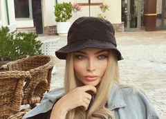 Негламурный Первомай: Алена Шишкова отдохнула в бассейне на садовом участке