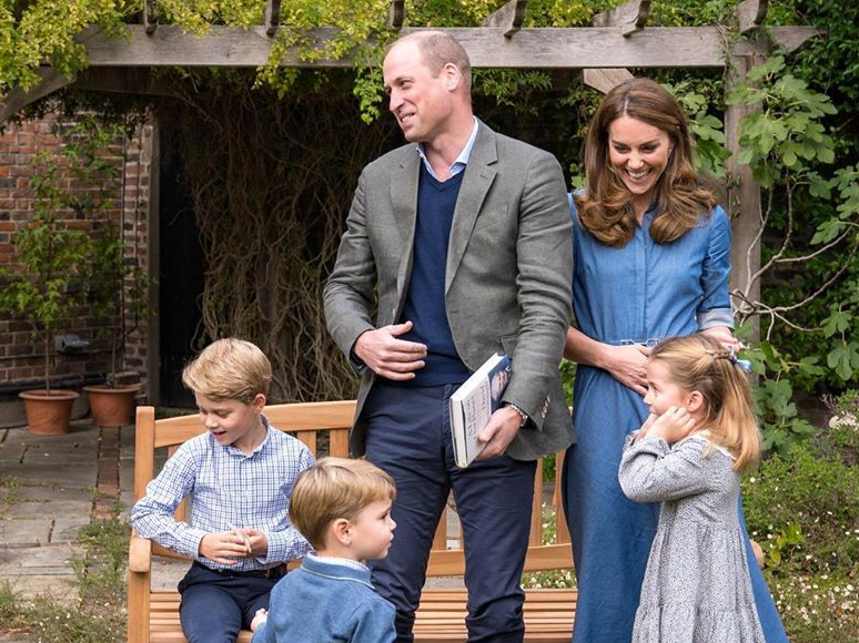 Кембриджские с детьми в саду своего поместье Анмер Холл, 2020 | marieclaire.ru