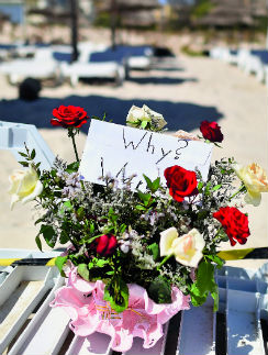 На место трагедии по сей день люди приносят цветы