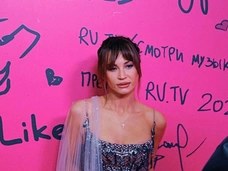 Бородина помрачнела, Галич запуталась в тюле, а Погребняк пряталась за косой: красная дорожка RU.TV