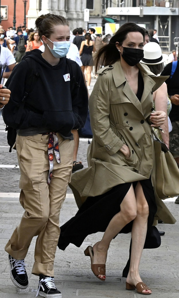 Успели рассмотреть: ветер задрал юбку и обнажил ноги Анджелины Джоли
