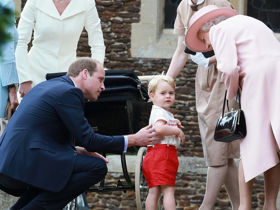 Принц Уильям со своим сыном Джорджем, разговаривающим с Елизаветой II в день крещения его сестры, 5 июля 2015 | marieclaire.ru