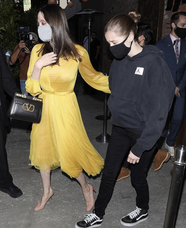 Неожиданно: желтое летящее платье, в котором Анджелина Джоли отпраздновала день рождения