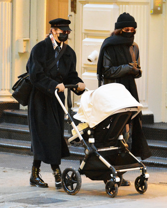 Люди в черном: Джиджи и Белла Хадид на прогулке с малышкой, чье имя до сих пор держится в тайне