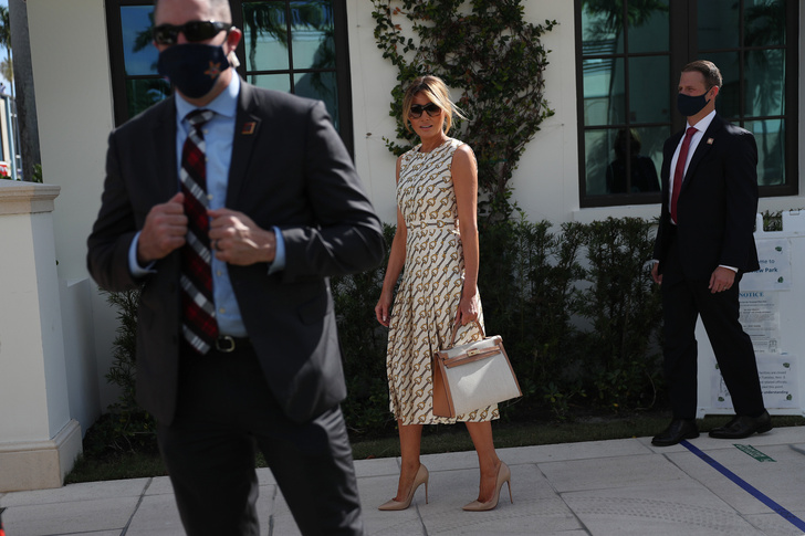 Какое платье Мелания Трамп подобрала для своего, возможно, последнего выхода в качестве первой леди