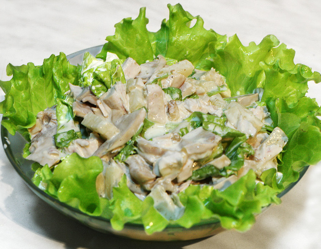Салат Боярский с курицей и грибами салат боярский с курицей и грибами