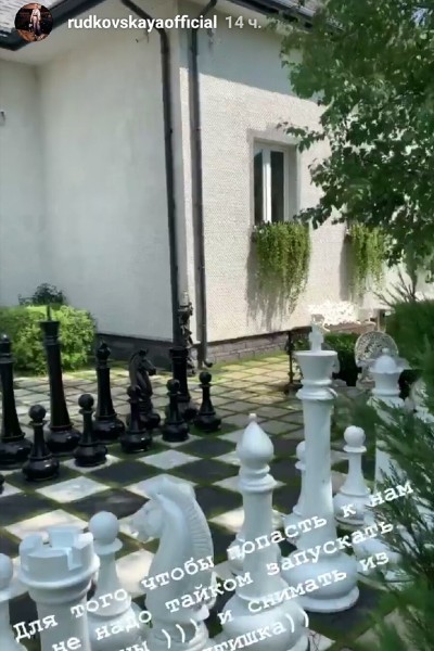 Садовые шахматы перед входом в здание — стильный элемент декора.
