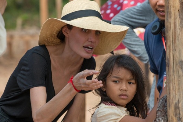 В прошлом году Джоли представила публике свой фильм «Сначала они убили моего отца», повествующий о правлении Красных Кхмеров в Камбодже