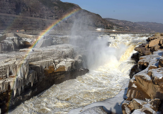 В Китае замерзает знаменитый водопад Хукоу