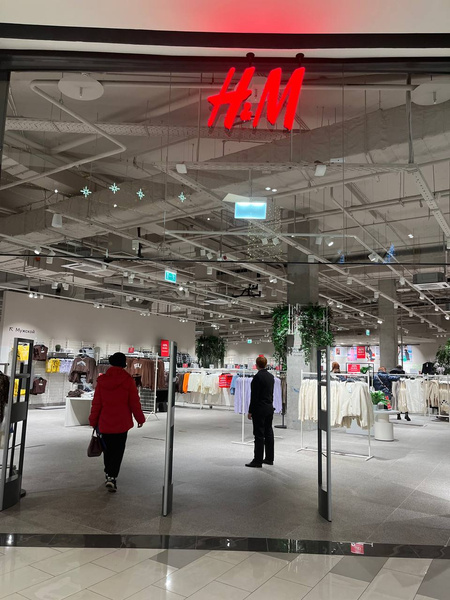 Зал в картонных коробках, мятые вещи и отсутствие очередей: как выглядит H&M перед уходом из России