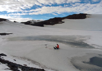 Соленый фонтан бил сутки: на «полюсе ветров» в Антарктиде открыли 18 озер