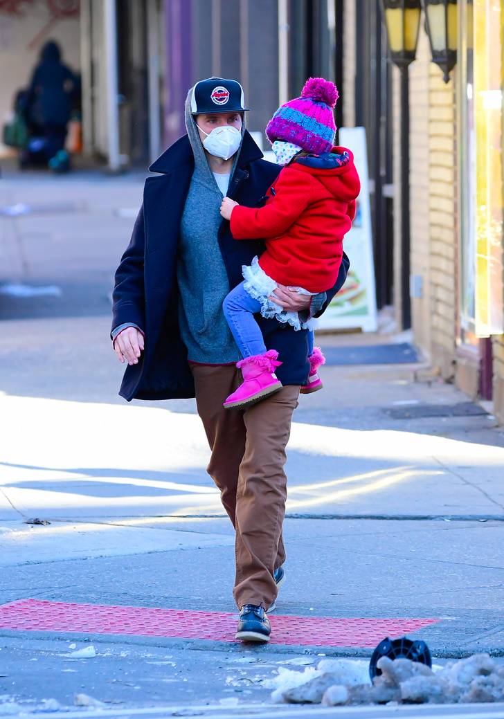 Снимки, которые согреют вас даже в -20: заботливый Брэдли Купер на прогулке с дочерью