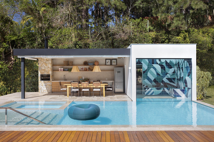 Дом под Рио-де-Жанейро с бассейном и необычной сауной