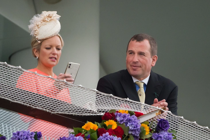 Линдси Уоллис и Питер Филлипс на скачках в Эпсоме, 4 июня 2022