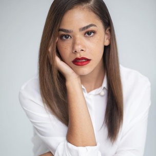 Широкие брови и яркие губы: Антония Джентри показала идеальный макияж на каждый день