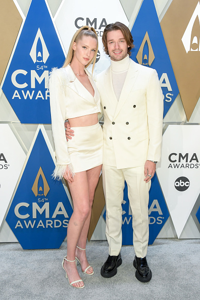 В оттенке топленого молока: Патрик Шварценеггер и Эбби Чемпион — самая обольстительная пара CMA Awards