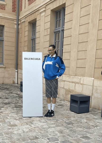 Спортивный джемпер, клетчатая юбка и кроссовки — стильный и комфортный образ на весну 2022 от Беллы Хадид