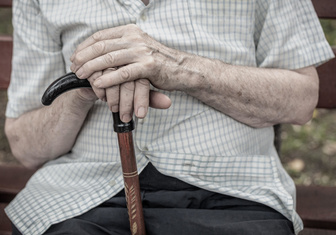 Как распознать начало деменции у пожилых родителей: 5 признаков надвигающейся болезни