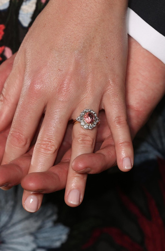 Ювелирная загадка: почему помолвочные кольца Кейт и Евгении так сильно похожи