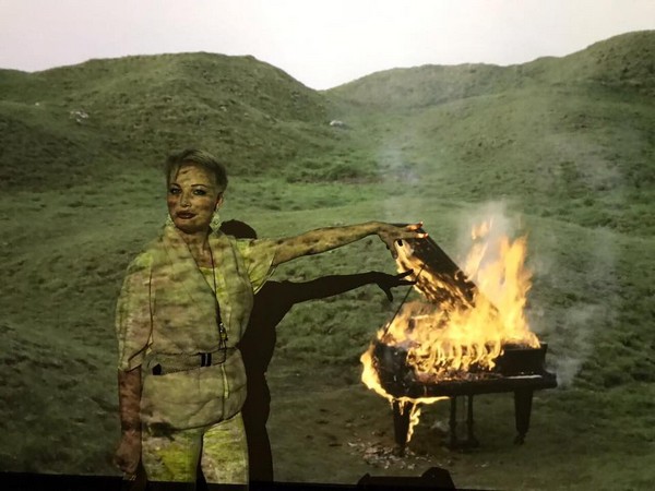 Мария Максакова на фоне инсталляции Дугласа Гордона