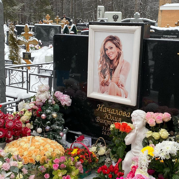 Все утопает в цветах: коллеги и фанаты навестили могилу Юлии Началовой в день ее сорокалетия