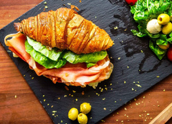 Сэндвич-круассан: 5 необычных и вкусных идей для завтрака