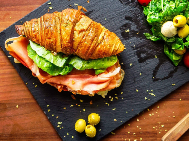 Сэндвич-круассан: 5 необычных и вкусных идей для завтрака