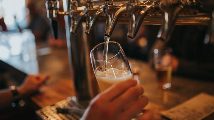 Пенная вечеринка: как правильно пить пиво и чем его закусывать 🍻