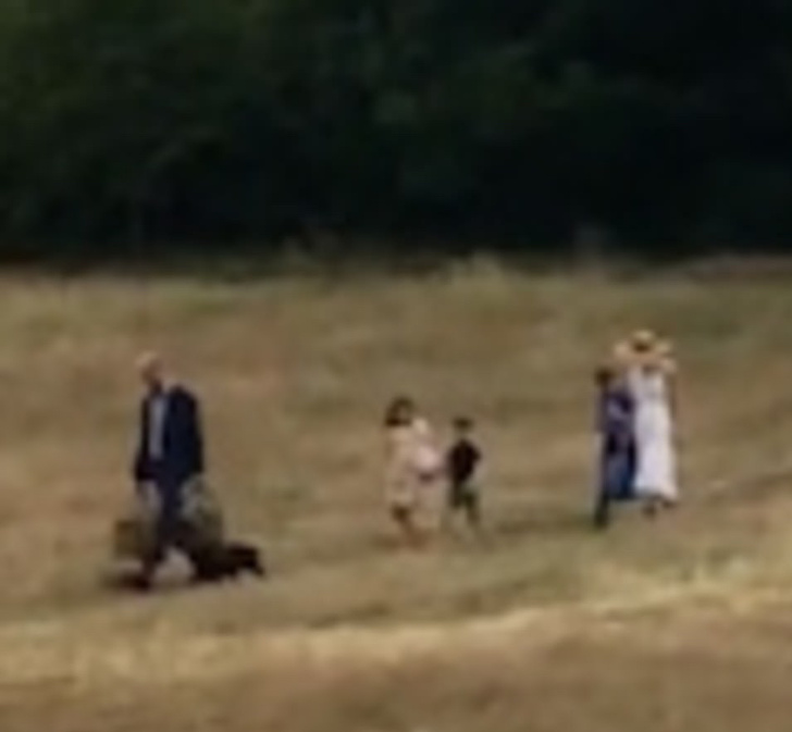Редкие фото: Кейт Миддлтон в соломенной шляпке с принцем Уильямом и детьми улетели в отпуск