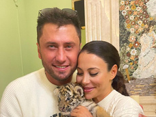 «Провожаем уходящий год»: беременная Зепюр Брутян и Прилучный с детьми позировали с огромным тигром