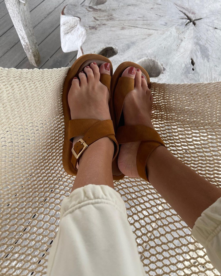 Роузи Хантингтон-Уайтли показывает самые модные сандалии лета 2021