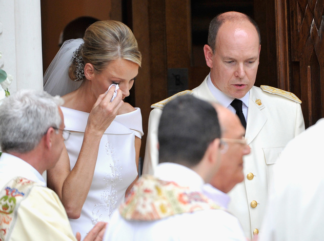 Слезы на свадьбе и внебрачные дети: 13 самых странных (и нездоровых) моментов брака княгини Шарлен и князя Альбера II