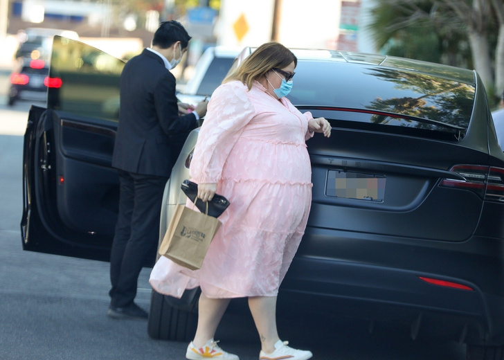 140-килограммовая Крисси Метц гуляет в «девочковом» розовом платье с рюшами