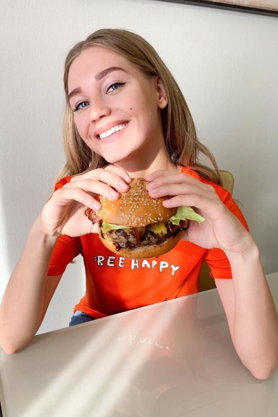 Кристина Асмус использует фаст-фуд как реквизит для фото, но на самом деле редко ест жирные блюда